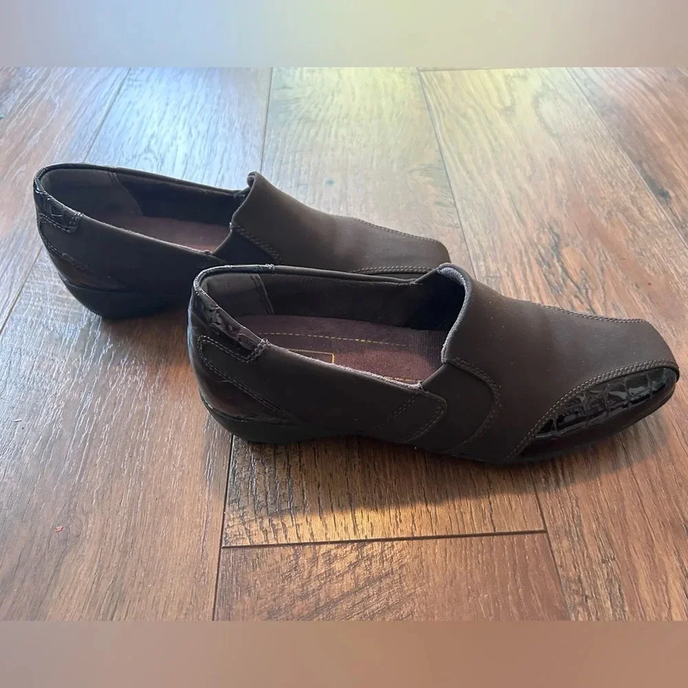 Clarks Artisan Women Brown Leather & Suede Med Heel ‎ Slip On Loafer size 7